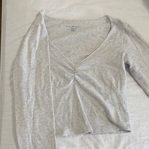 Brandy Melville Light Gray V-Neck Ruched Long Sleeve Top